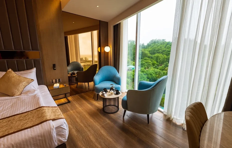 Deluxe Hill View w/ Balcony