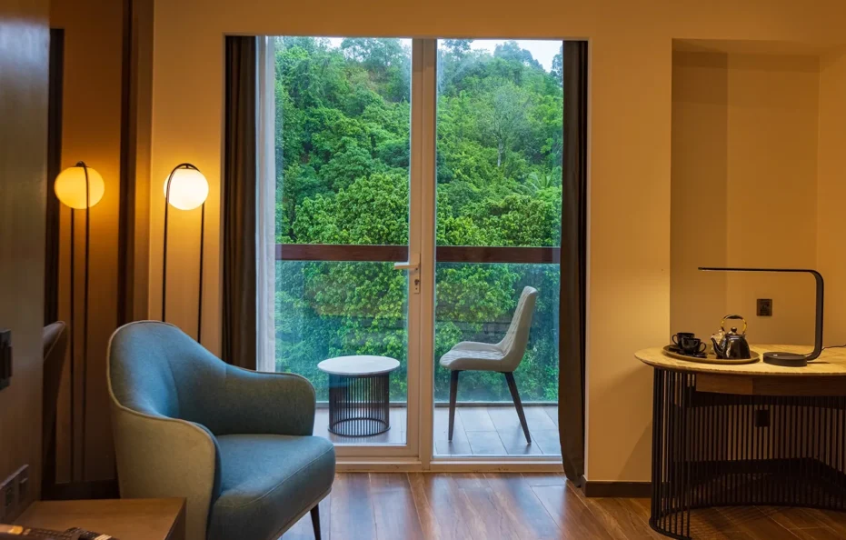 Deluxe Hill View w/ Balcony