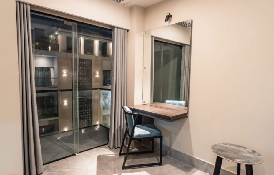 Junior Suite King Partial Sea View With Balcony